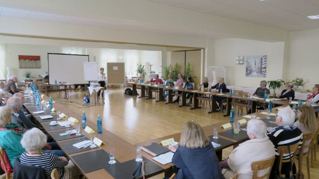 Weiterbildung für Angehörige zum Thema "Stress lass nach" Mai 2019 in Münzenberg. Seminarraum mit ca. 30 Teilnehmenden. Referentin ist Britta Ronthaler