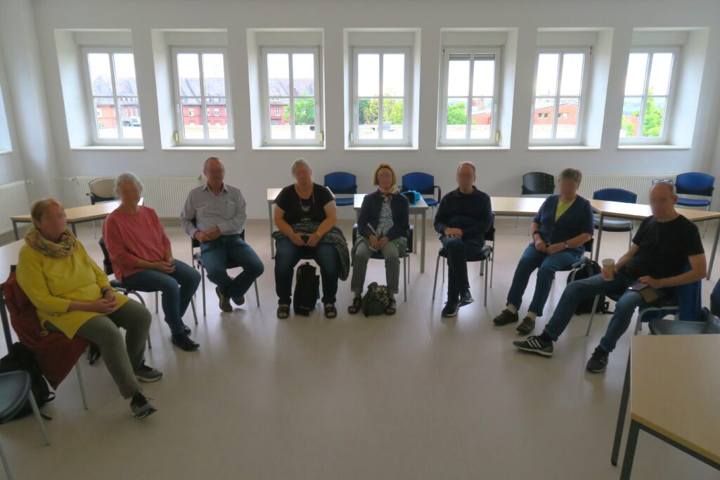 Typischer Sitzkreis beim Treffen von Angehörigen in der Uniklinik in Gießen