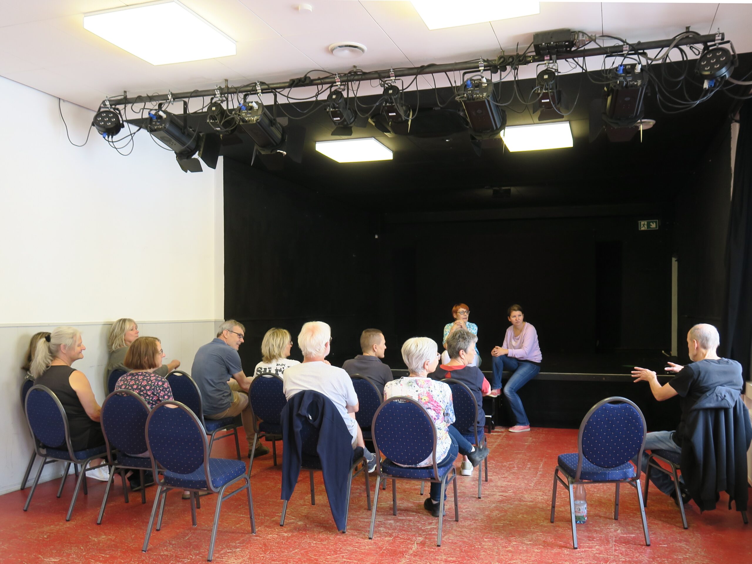 Besprechung eines improvisierten Gesprächs auf der Kleinen Bühne in Gießen mit unserer Trainerin Aldina Watolla.